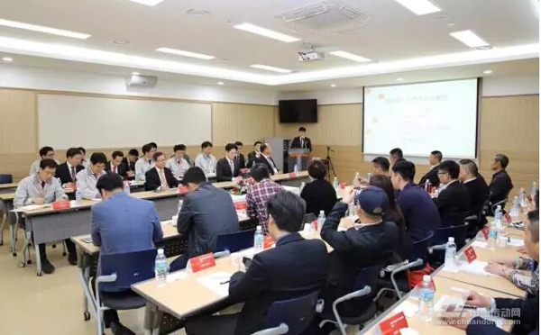 2016年奥托尼克斯韩国釜山代理商经理会议顺利闭幕 2016年4月13日清晨,奥托尼克斯中国各地精英(代理商共20名,中国工厂代表8名)按照计划登上飞机,前往韩国釜山,召开一年一度的代理商经理会议。 各负责人陆陆续续抵达奥托尼克斯韩国总部——釜山,在相关负责人(韩国代表10名)的带领下,参观了生产线,研究所,A/S,销售部等。既加深了对公司的了解,提高了销售热情,更巩固了对公司的信任。当日晚上便是此次的主题之一——代理商经理会议,首先韩国代表为大家讲解公司